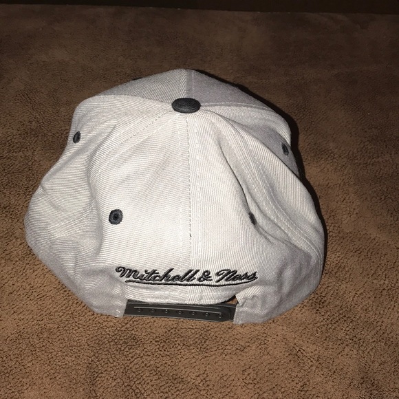 Mitchell & Ness Charlotte Hornets SnapBack Hat - Picture 3 of 4